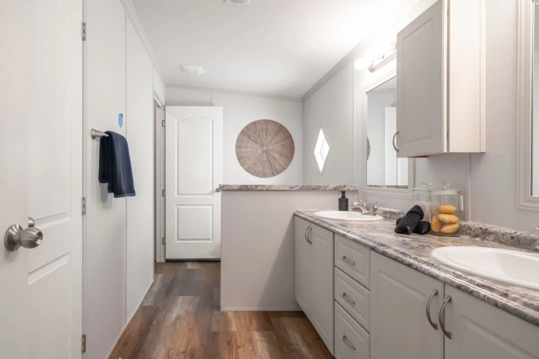 Heritage h-3256-32d bathroom home features