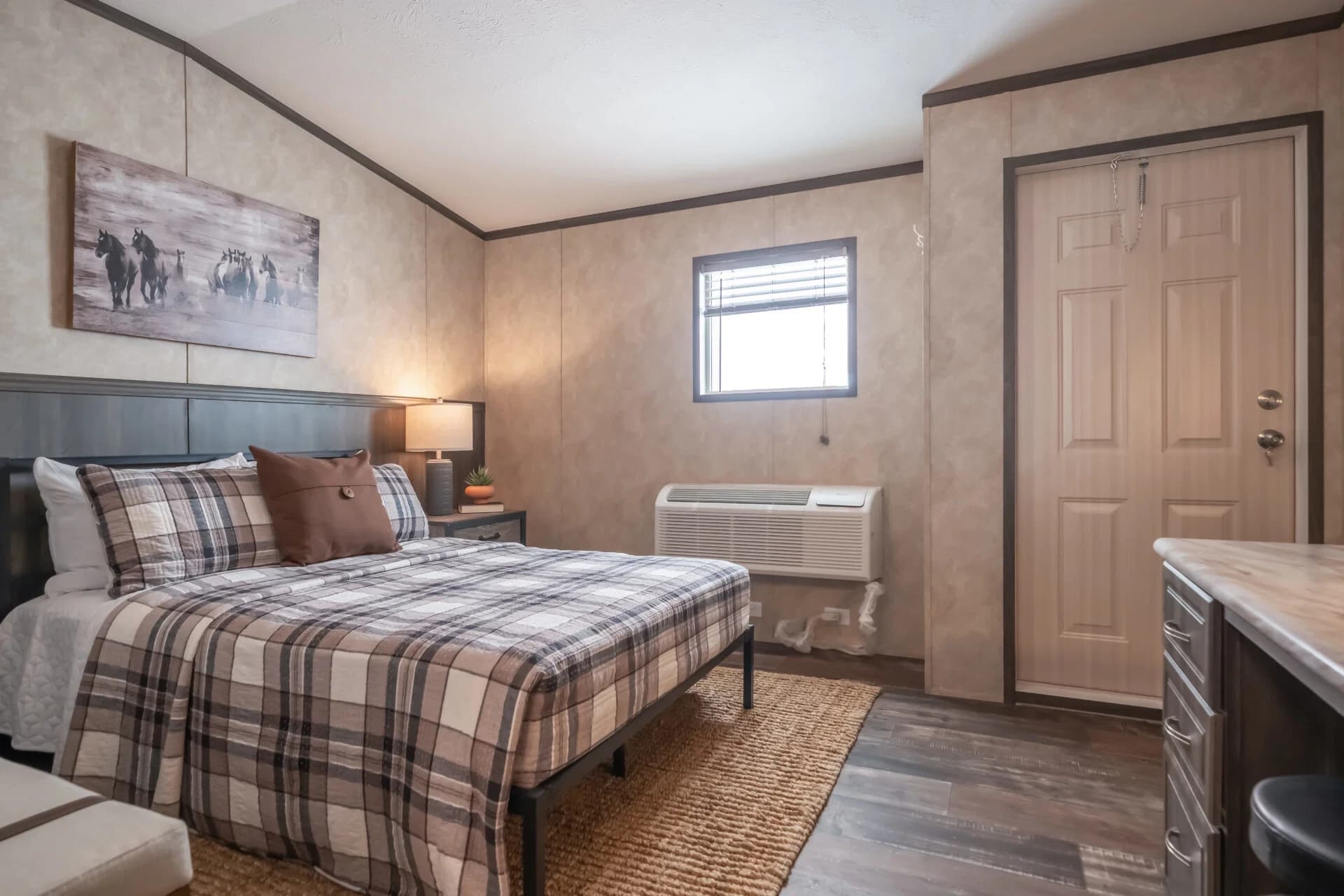 Workforce o-16×76-66aof bedroom home features