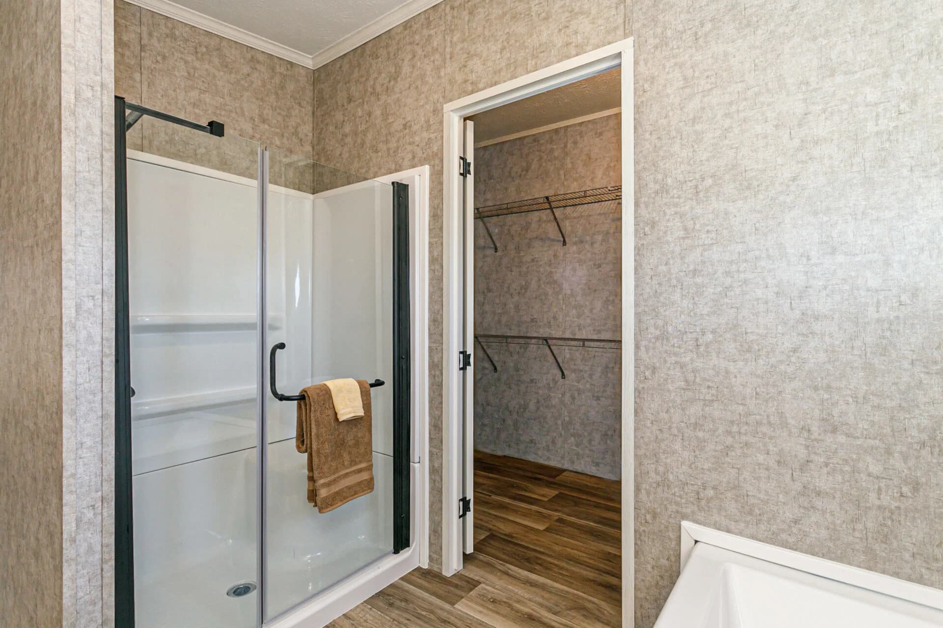 Classic c-3264-32bp bathroom home features