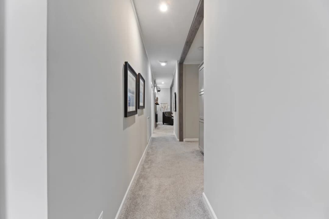 Buncic 28684b interior home features