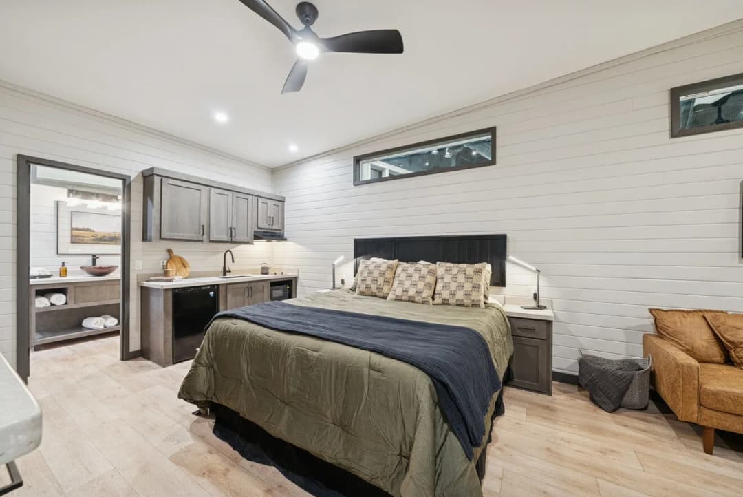 Cottonwood 14361h bedroom home features
