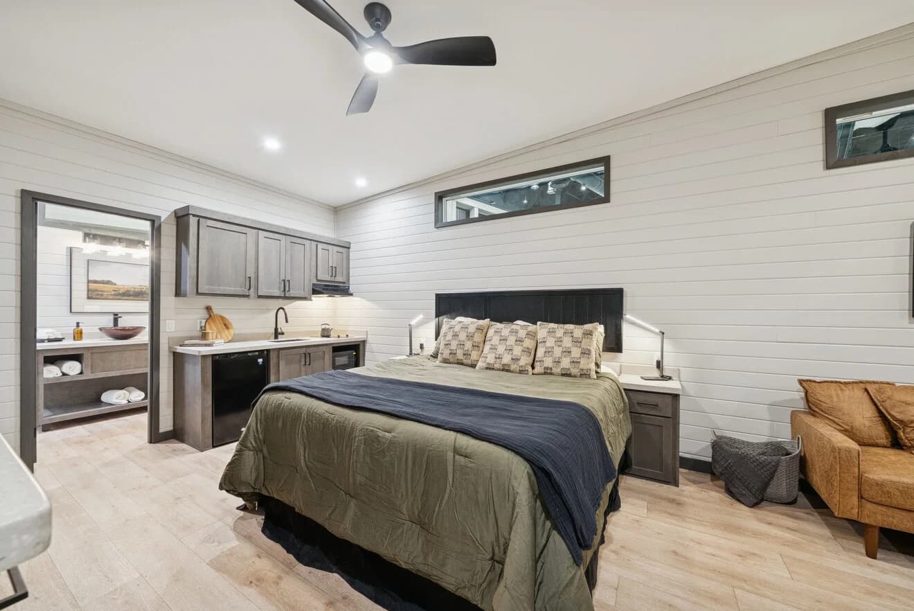Cottonwood 14361h bedroom home features