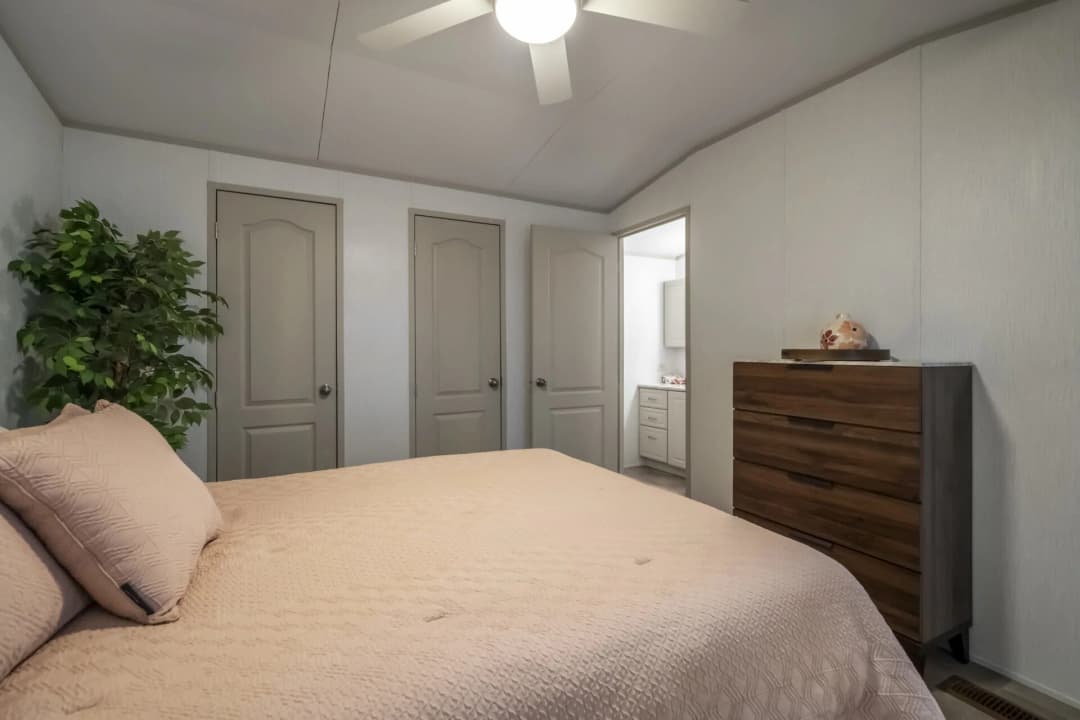 Select s-1664-32c bedroom home features