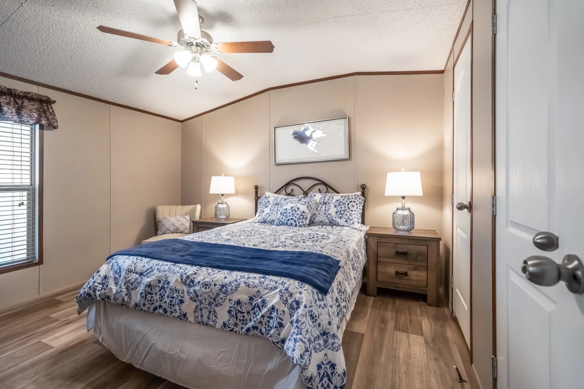 Classic c-1664-32c bedroom home features