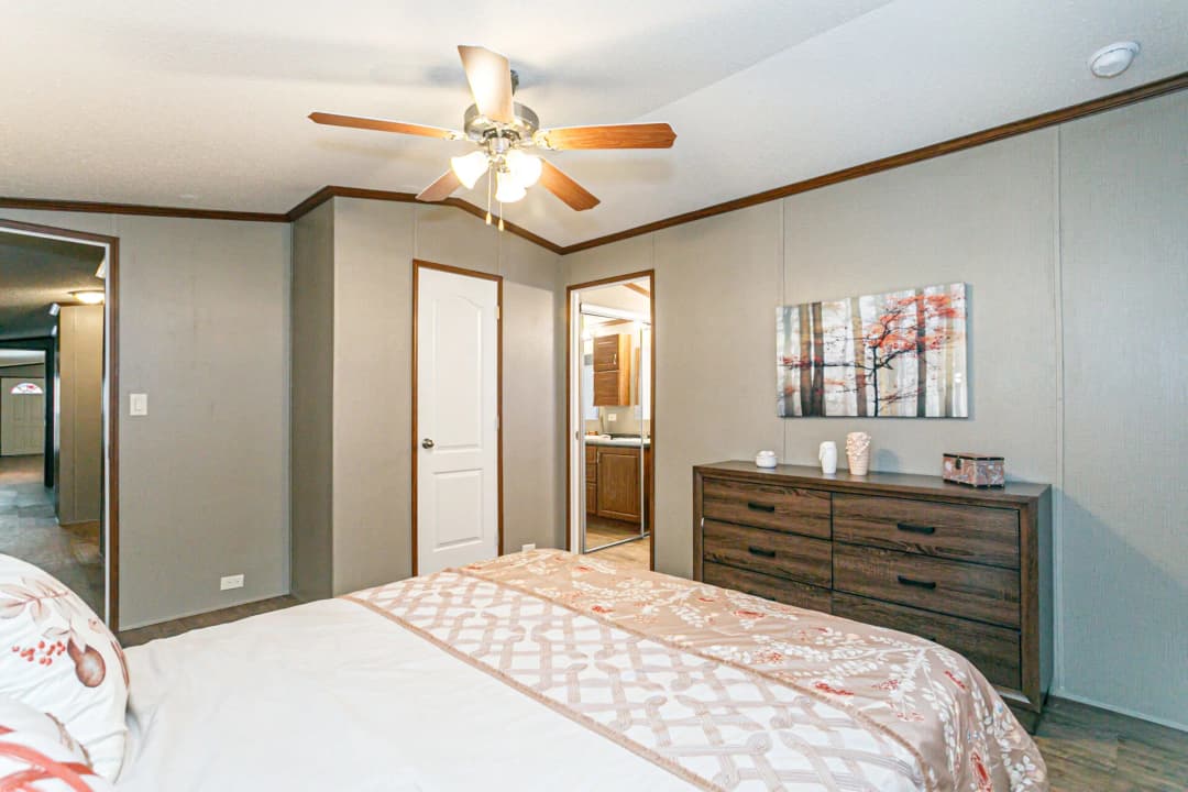 Heritage h-1872-32a bedroom home features