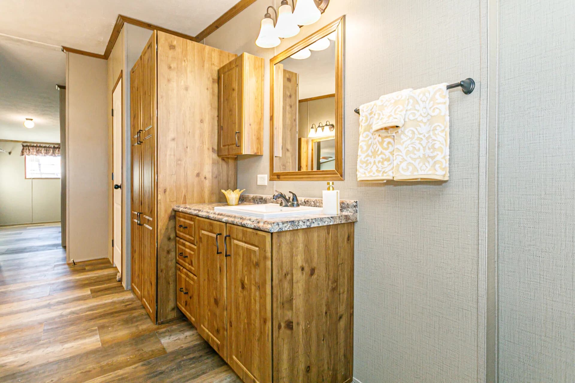 Doublewide h-3672-43a bathroom home features