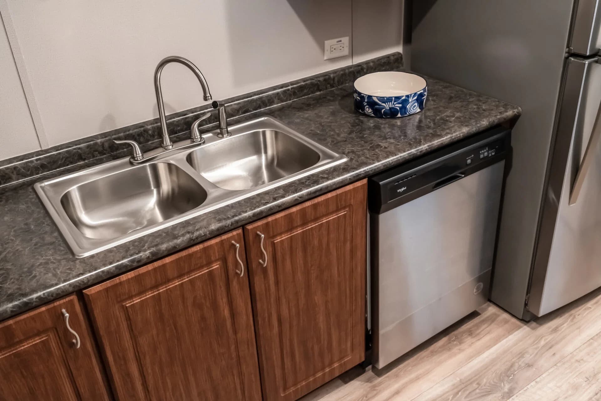 Classic c-1664-32c kitchen home features