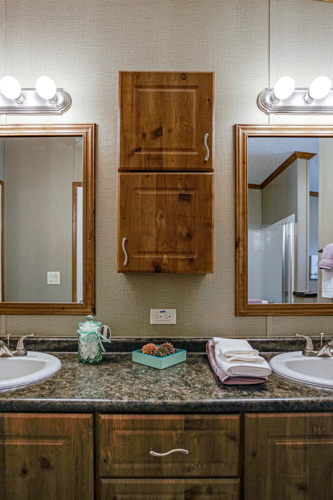 Heritage h-3256-42a bathroom home features