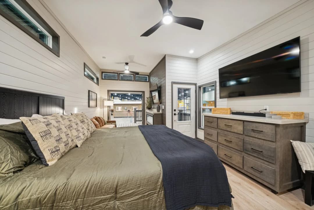 Cottonwood 14361h bedroom home features