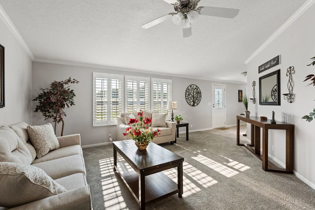 Adrian 3272 interior home features