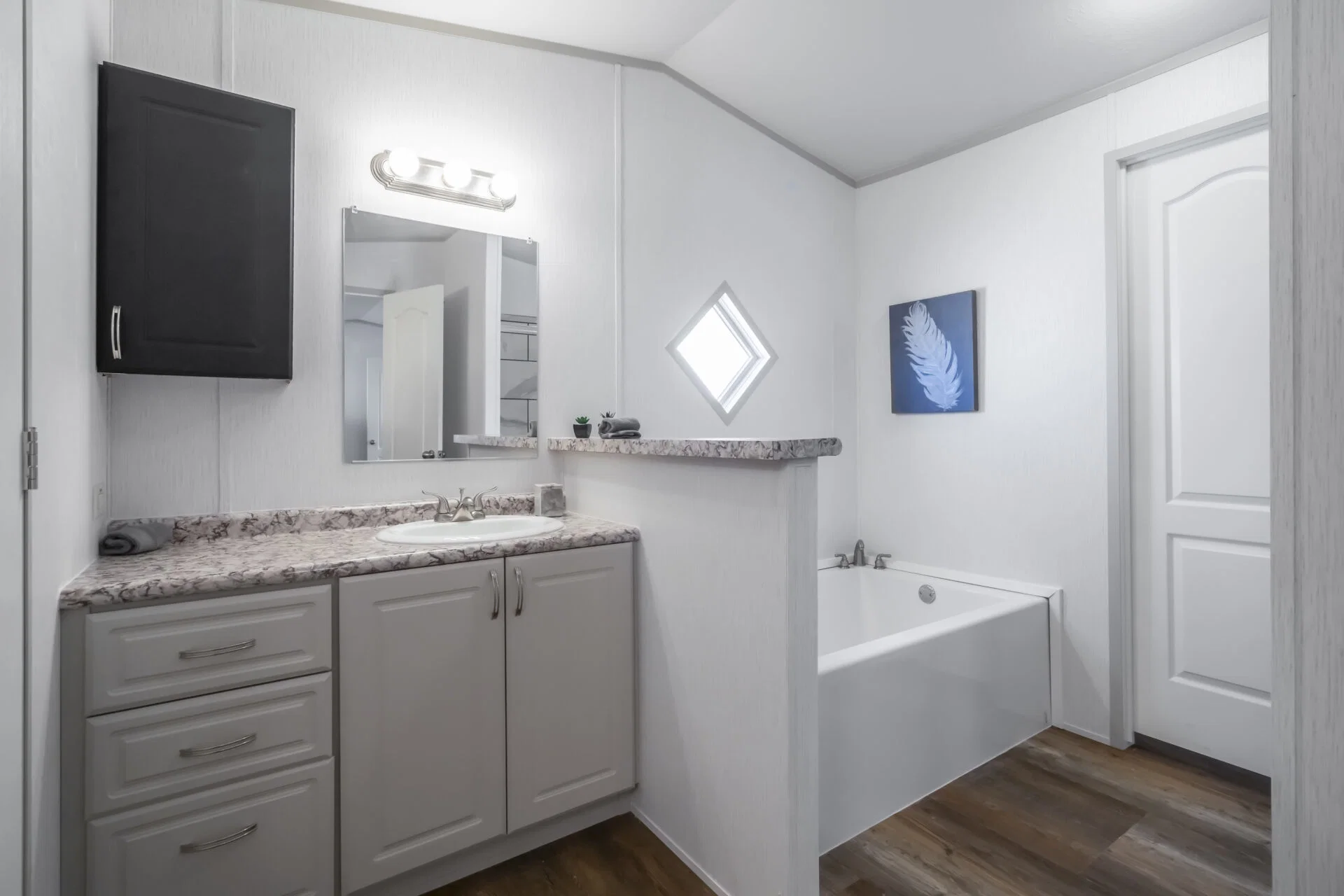 Heritage h-1880-32e bathroom home features