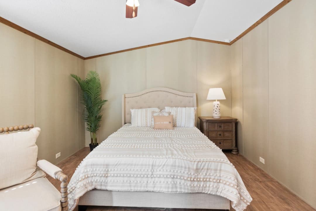 Classic c-1868-32a bedroom home features