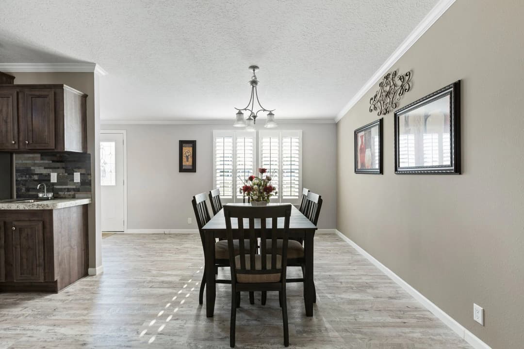 Adrian 3272 interior home features