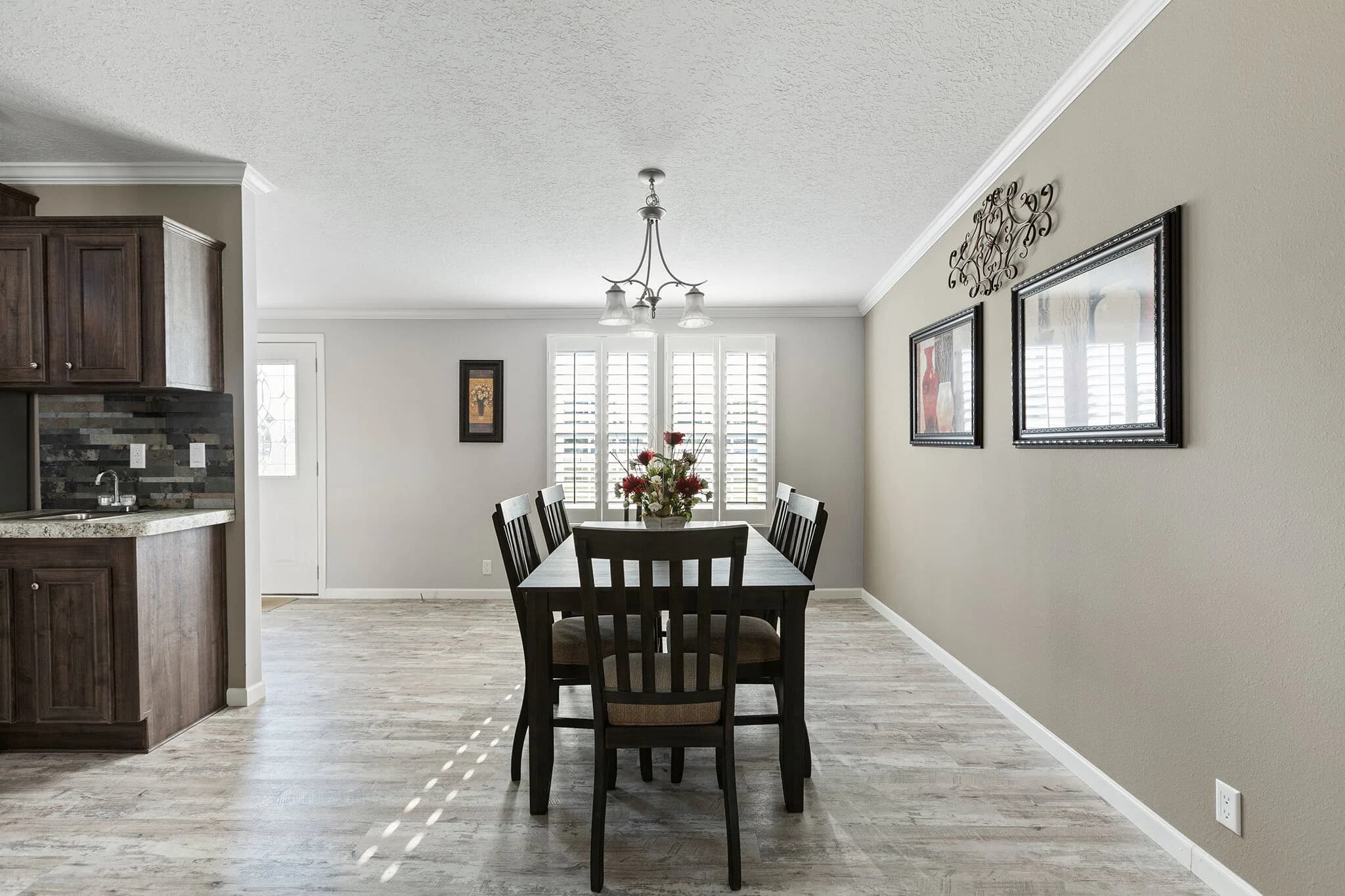 Adrian 3272 interior home features