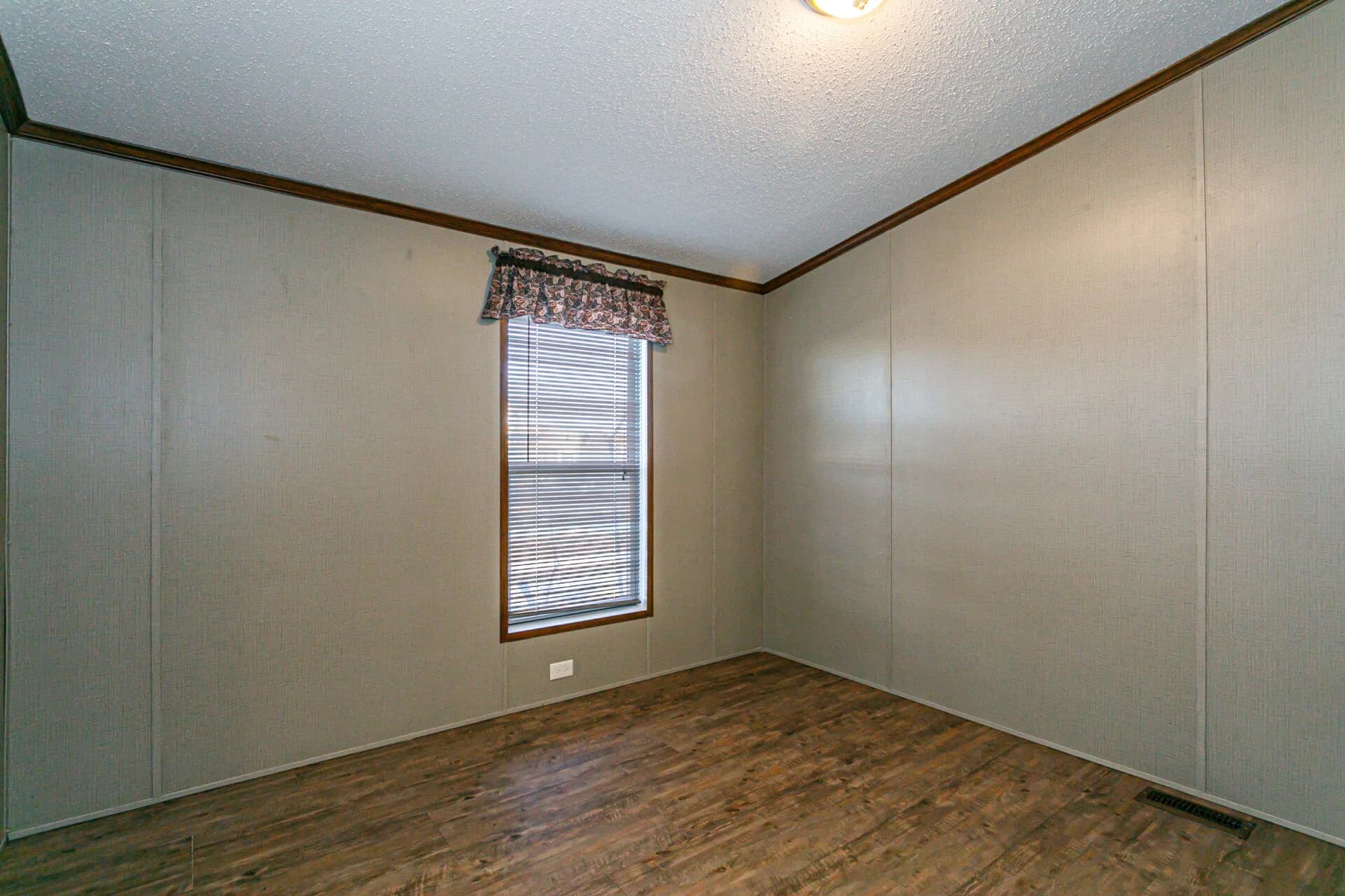 Heritage h-1872-32a bedroom home features