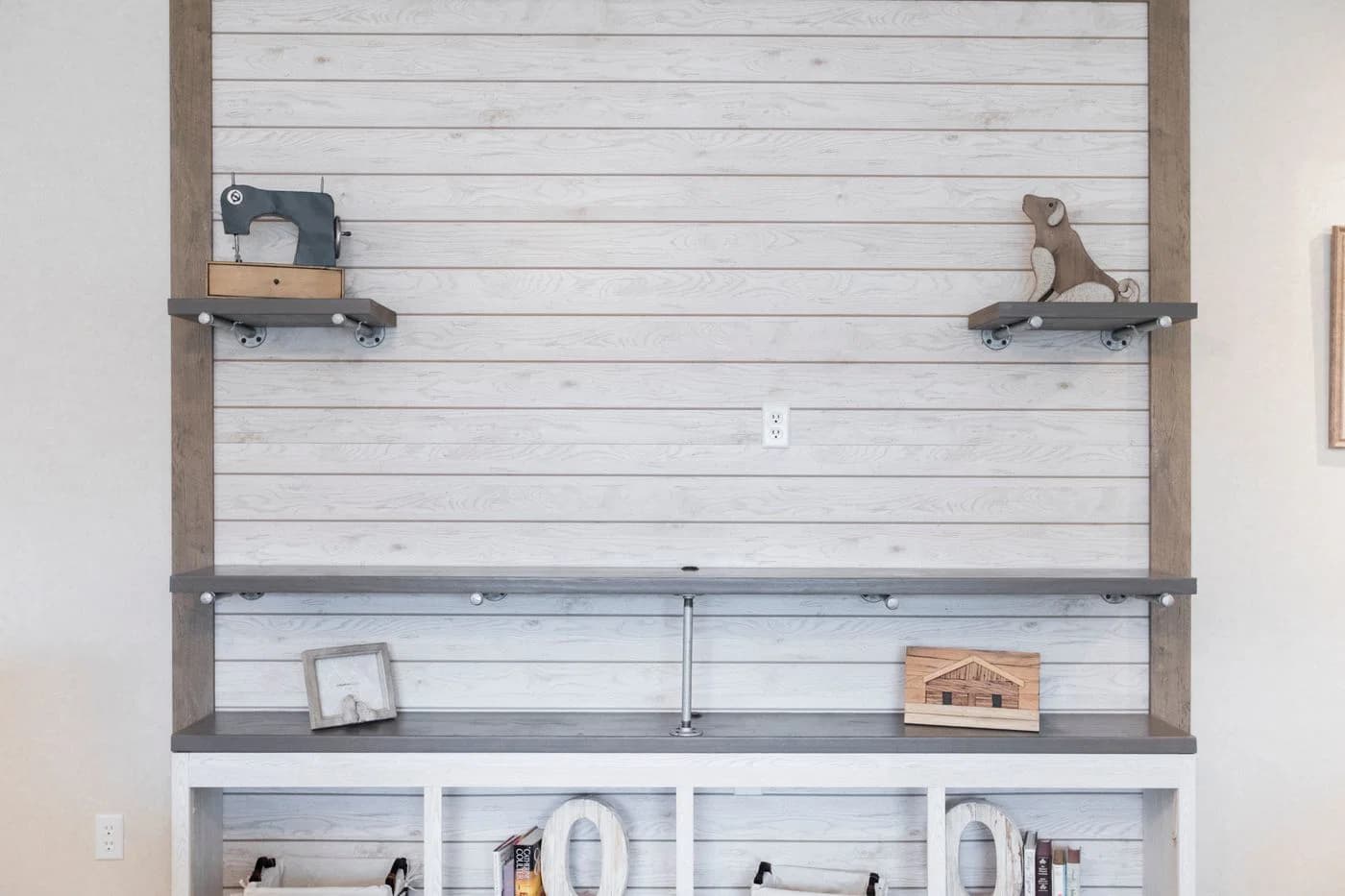 The southern farmhouse interior home features