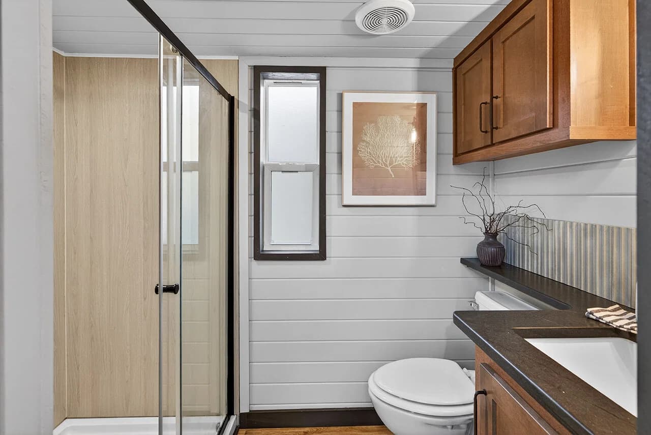 The bungalow 14491a bathroom home features