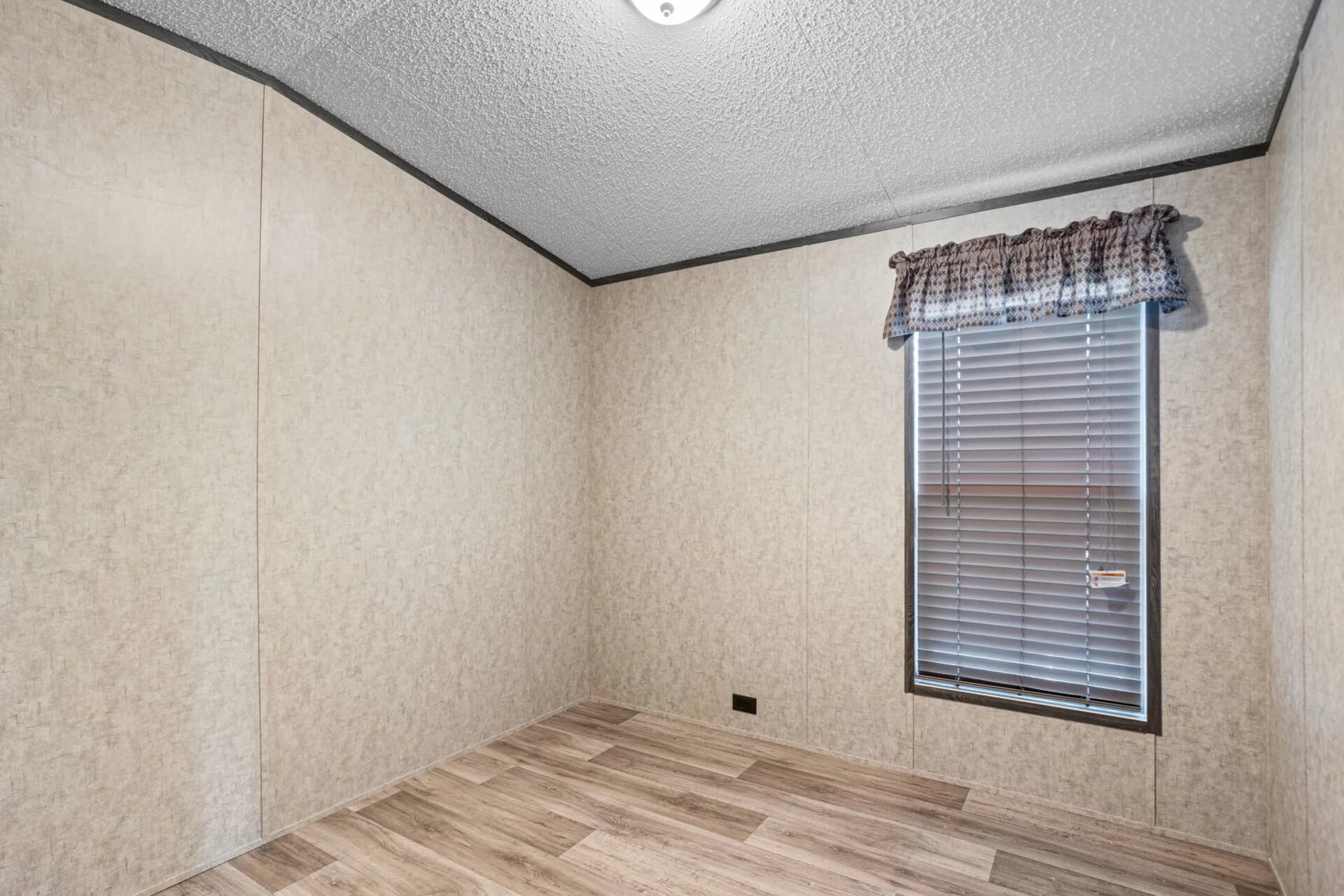 Classic c-1680-32d bedroom home features