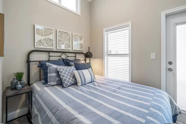 Eagle 11341a bedroom home features