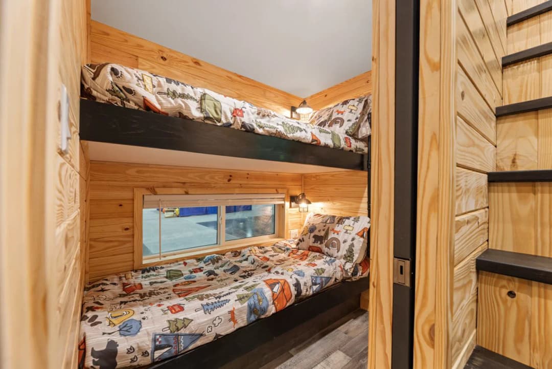 Eagle loft 13291p bedroom home features