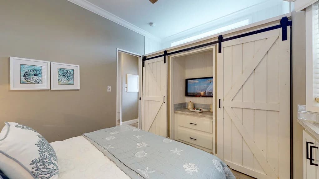 Hawk elite 13381b bedroom home features