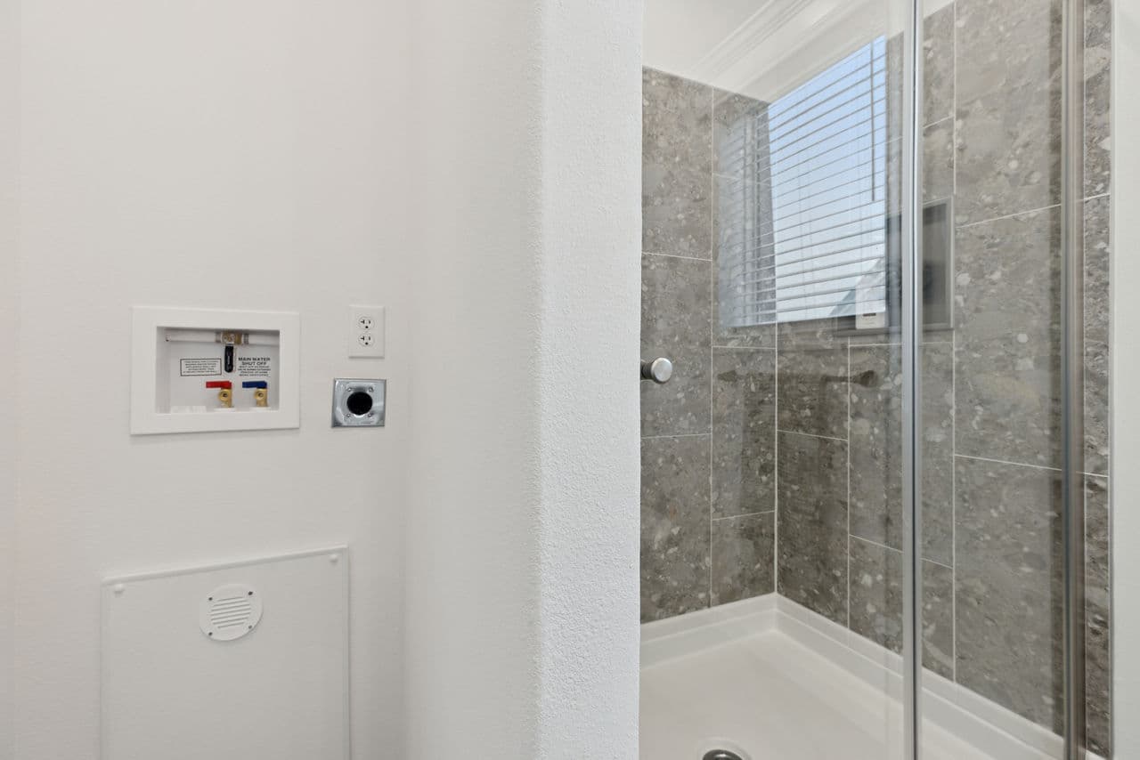 Calloway 239 bathroom home features