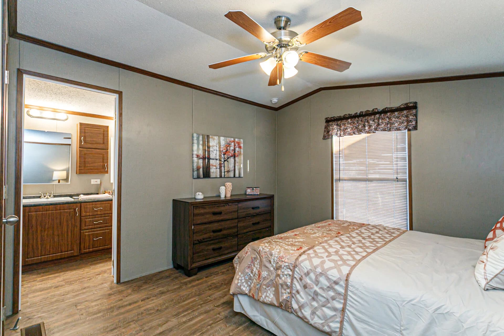 Heritage h-1872-32a bedroom home features