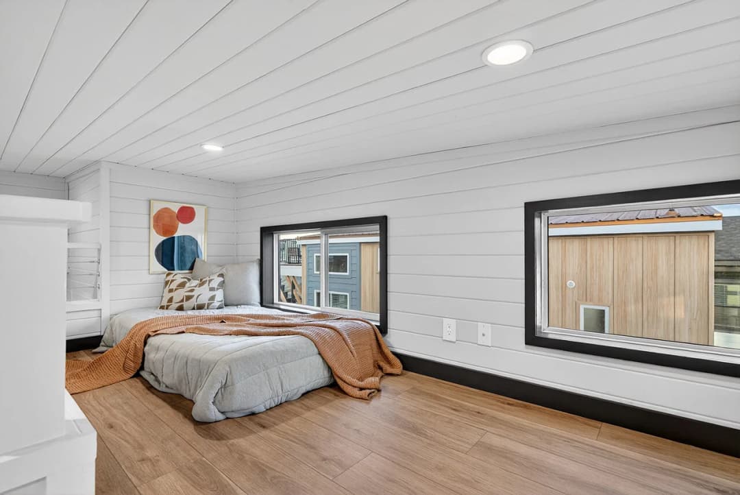 The bungalow 14491a bedroom home features