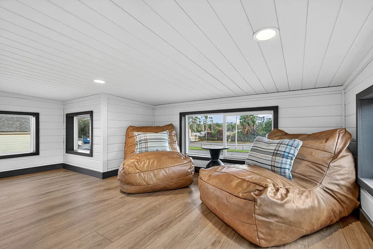 The bungalow 14491a interior home features