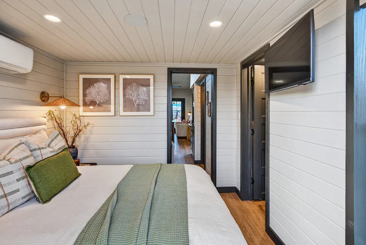 The bungalow 14491a bedroom home features