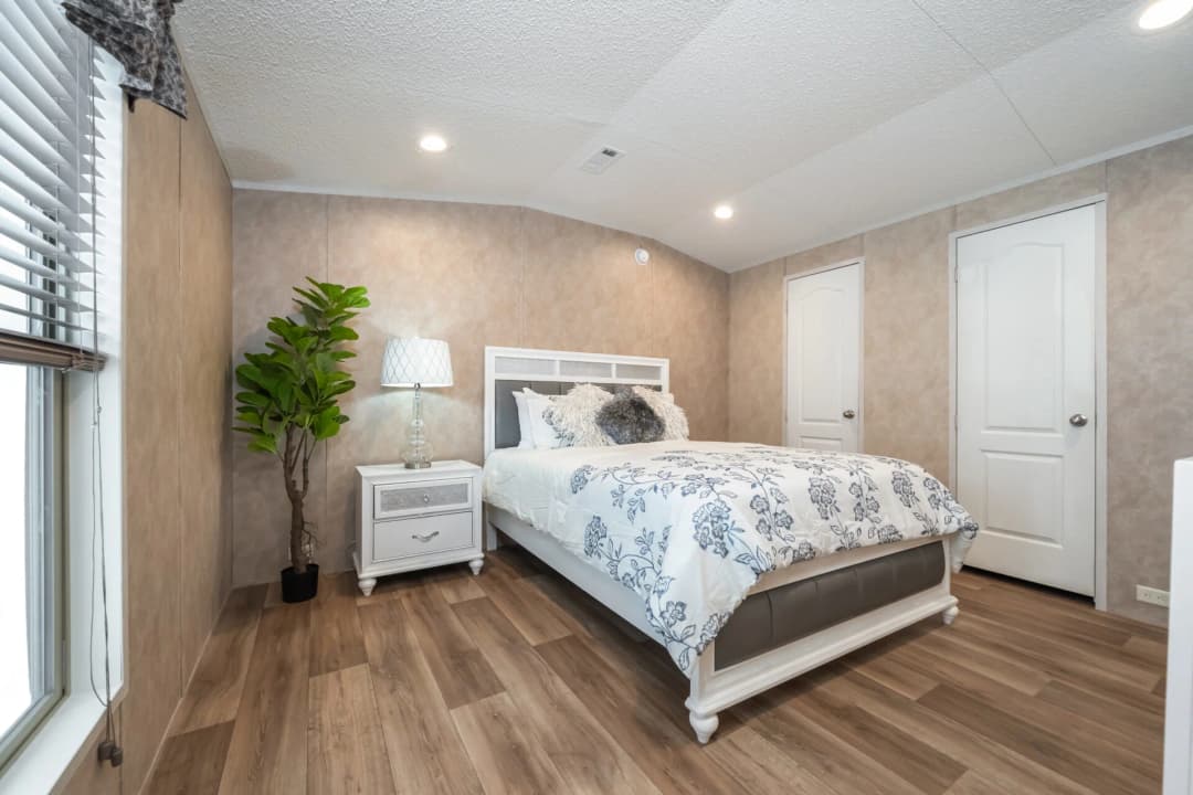 Classic c-1660-21fka bedroom home features