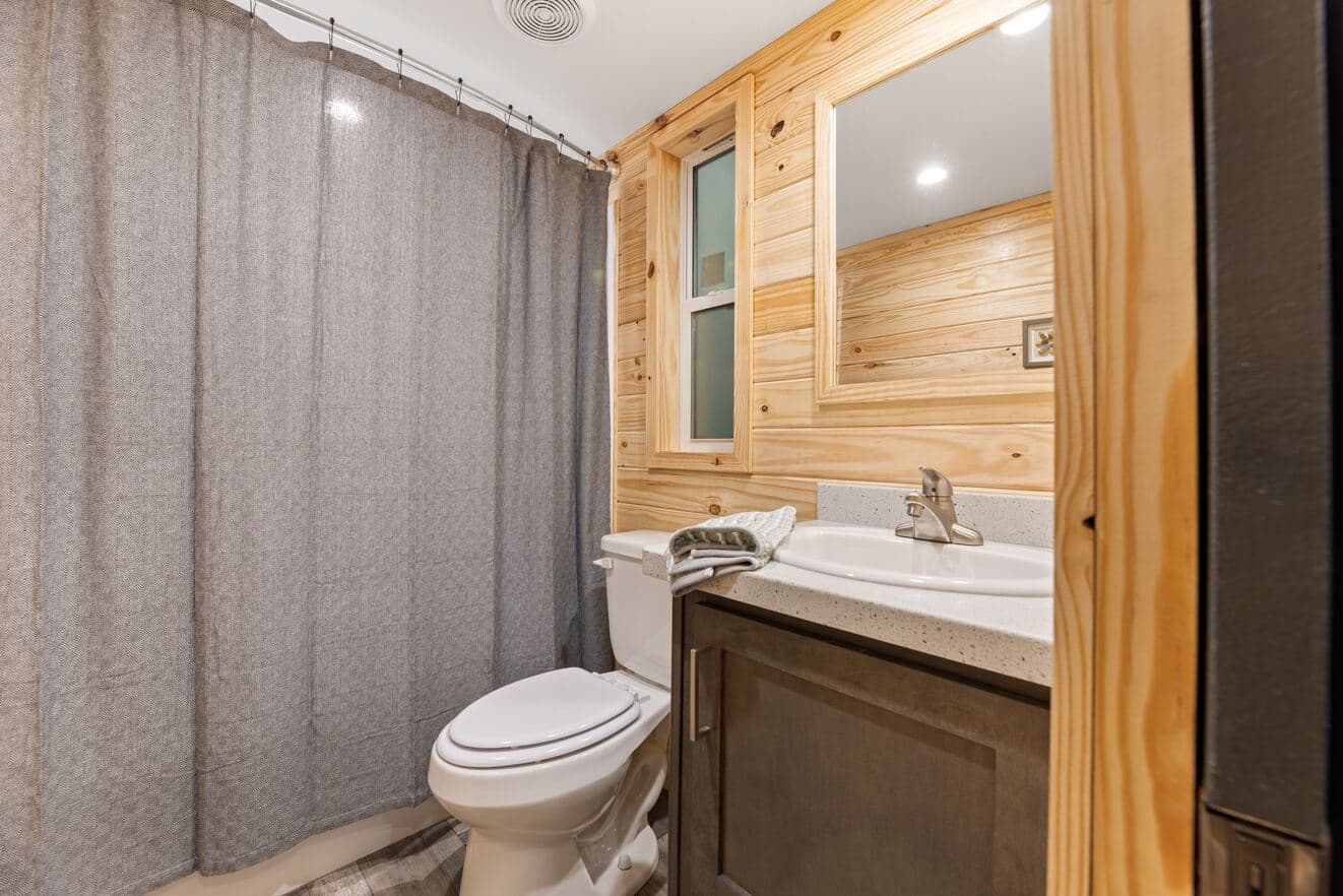 Eagle loft 13291p bathroom home features
