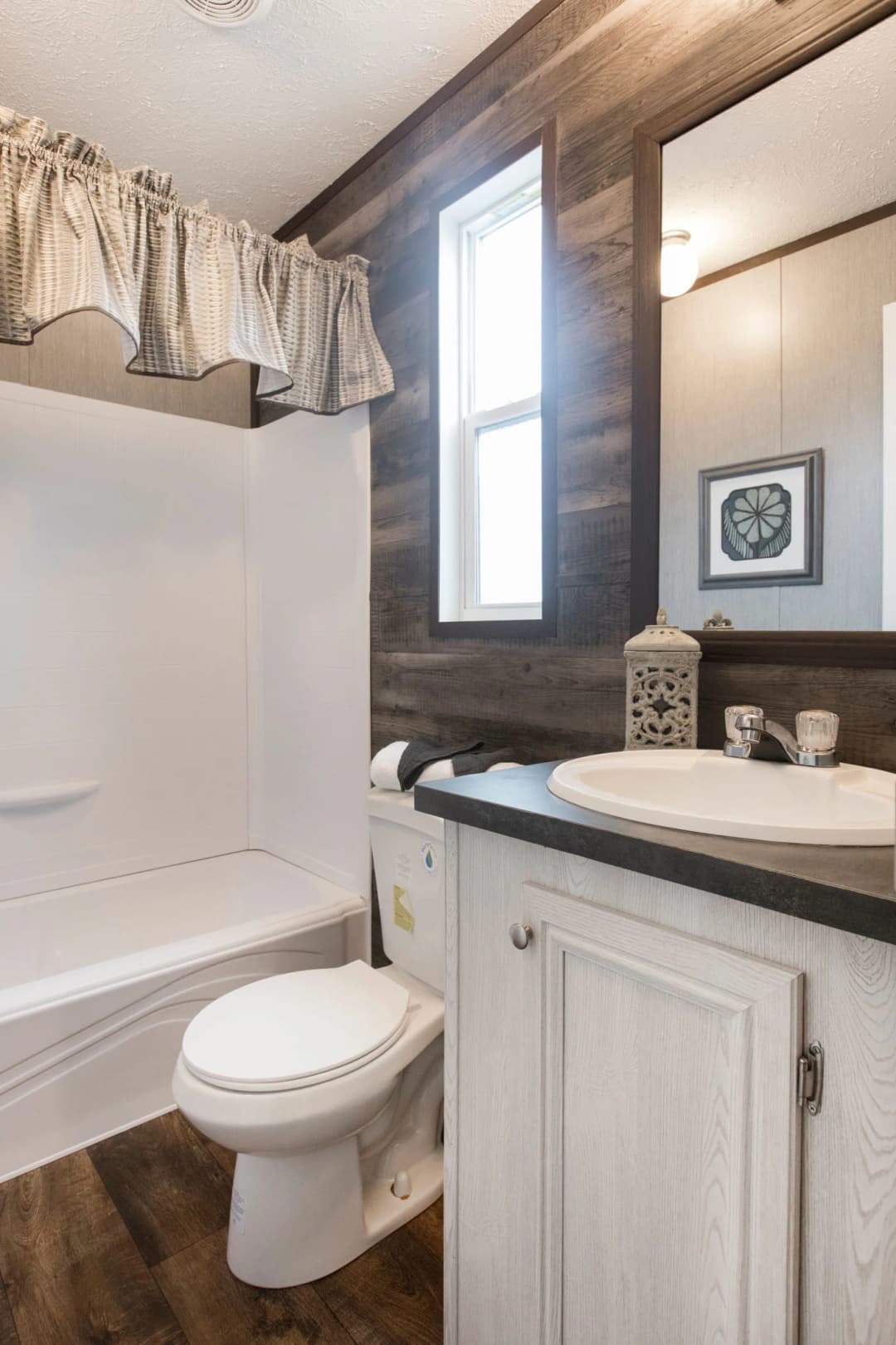 The seaside bathroom home features