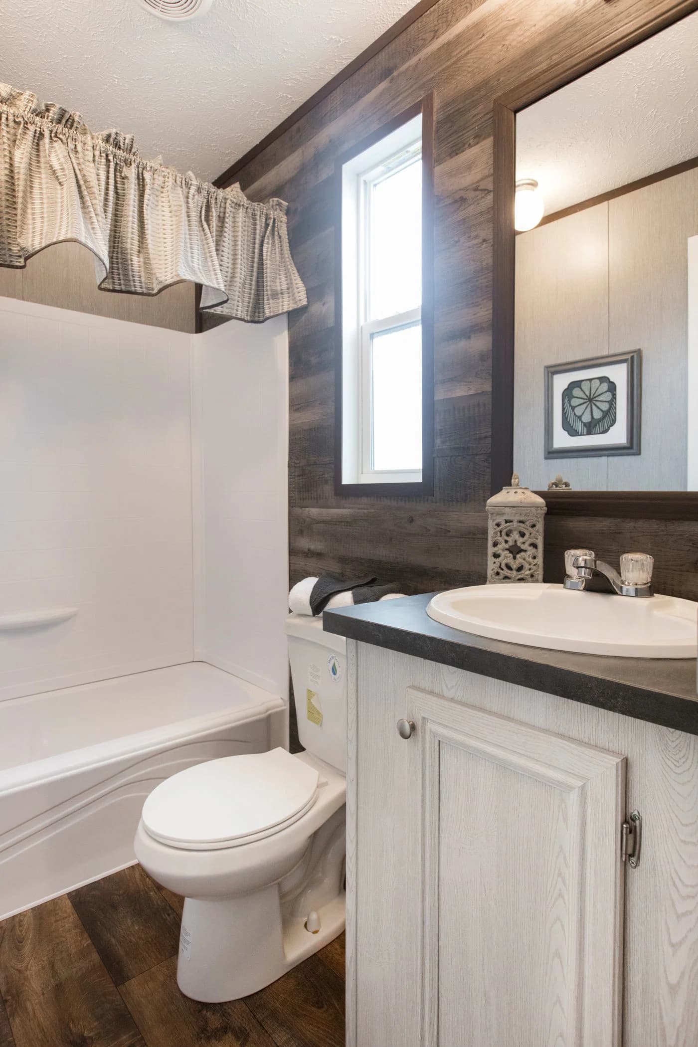 The seaside bathroom home features