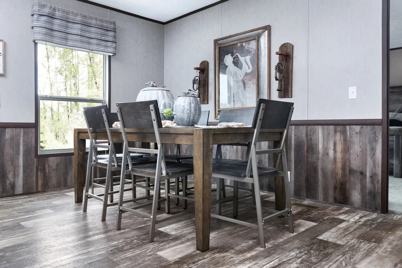 The shoreline interior home features