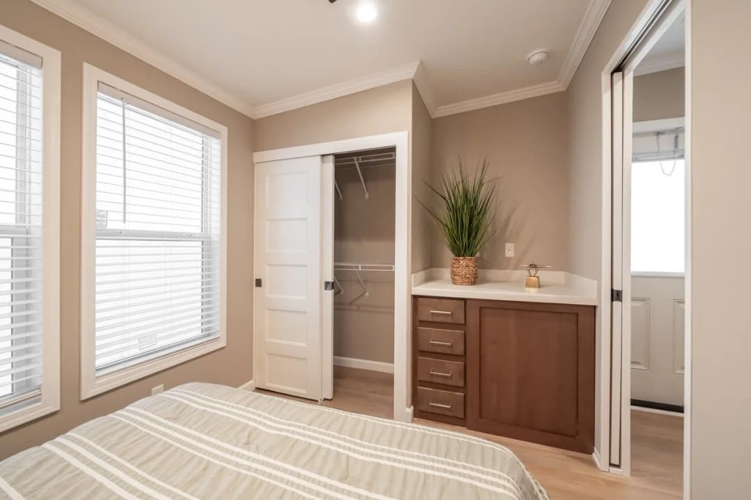 Wedge 13442s bedroom home features