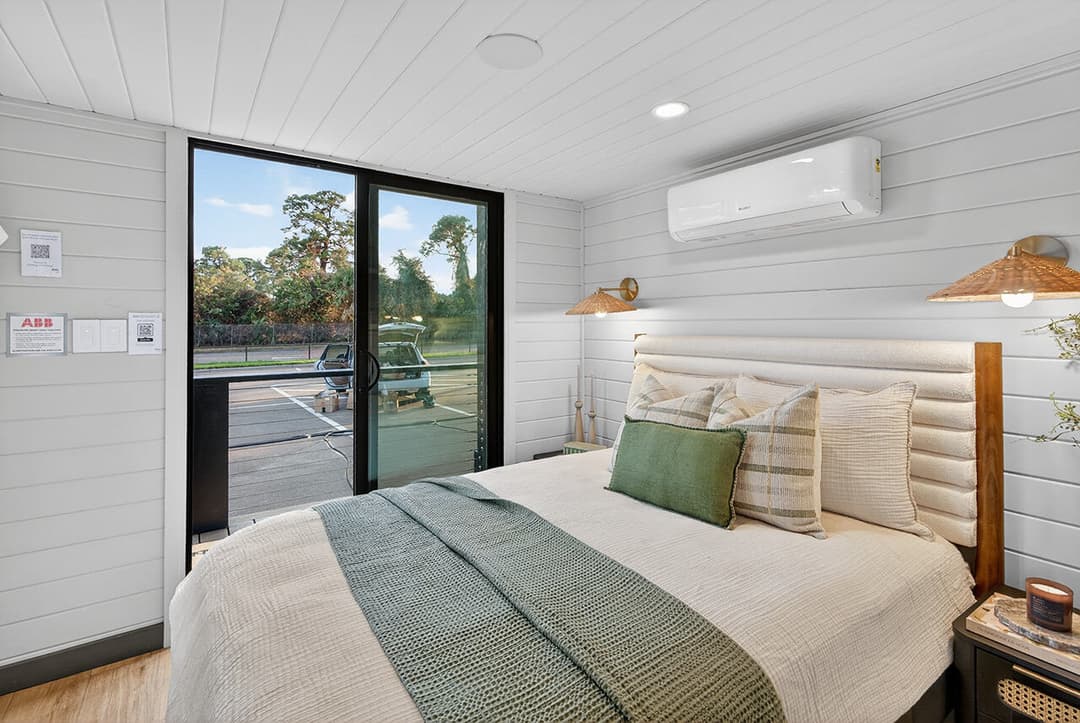 The bungalow 14491a bedroom home features
