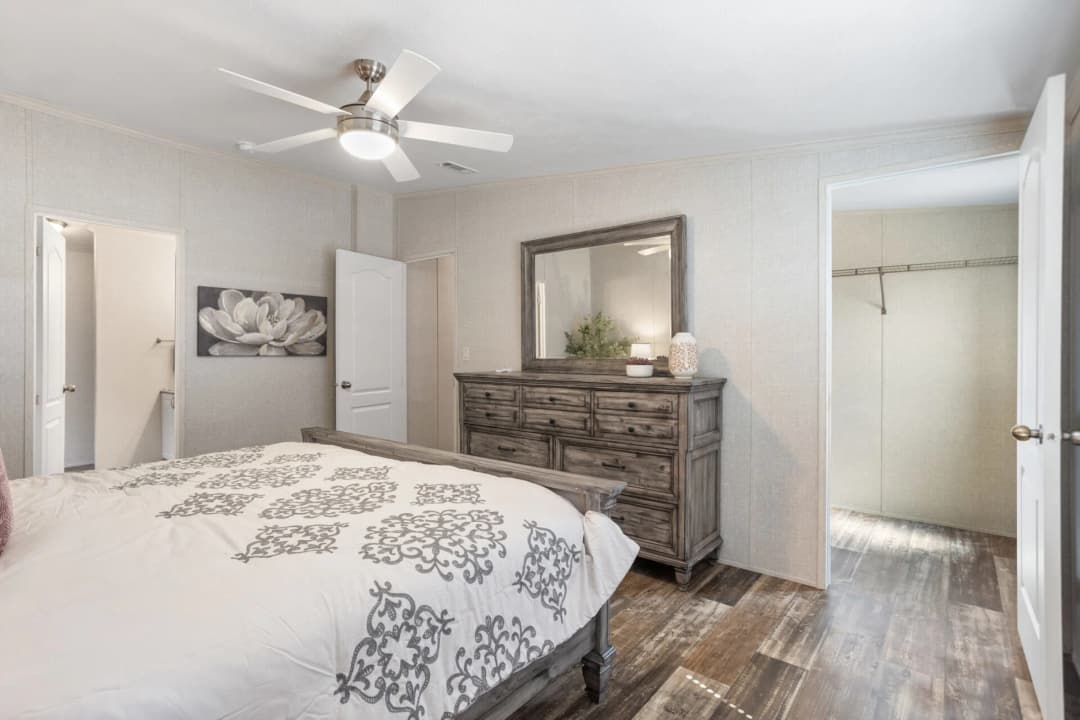 Heritage h-3272-43a bedroom home features