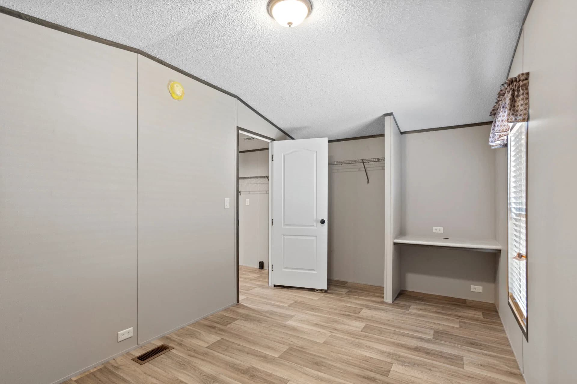 Classic c-1672-32c bedroom home features