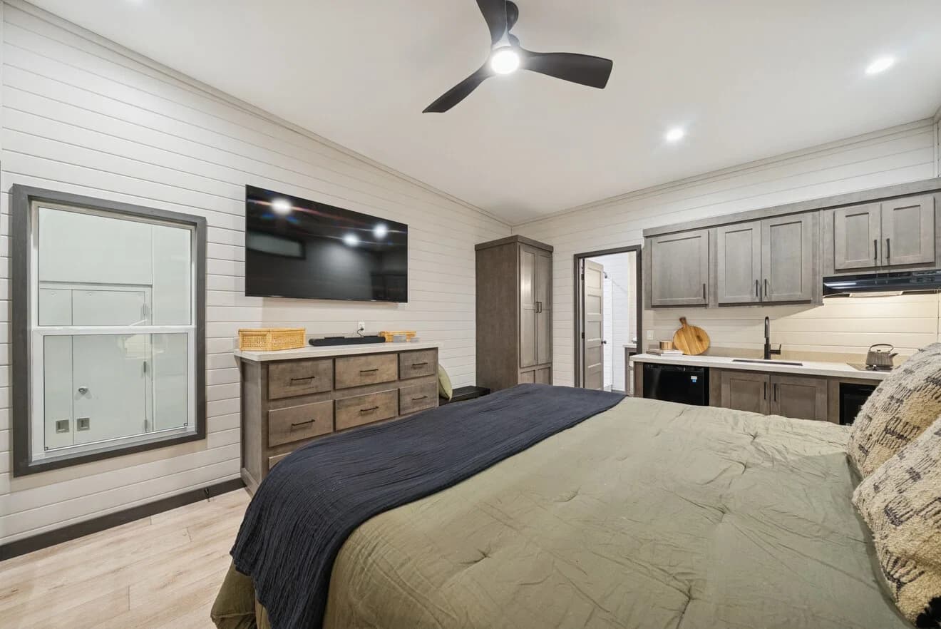 Cottonwood 14361h bedroom home features