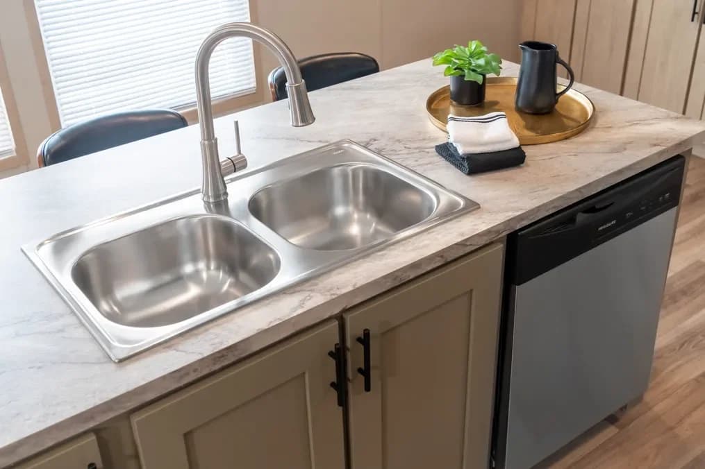 Rainier kitchen home features