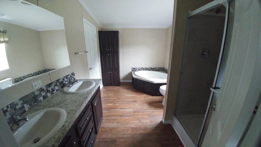 Brandon 2866 bathroom home features