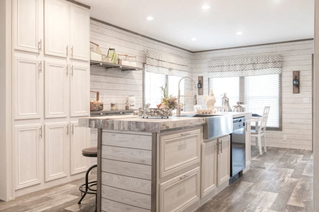 The southern farmhouse kitchen home features