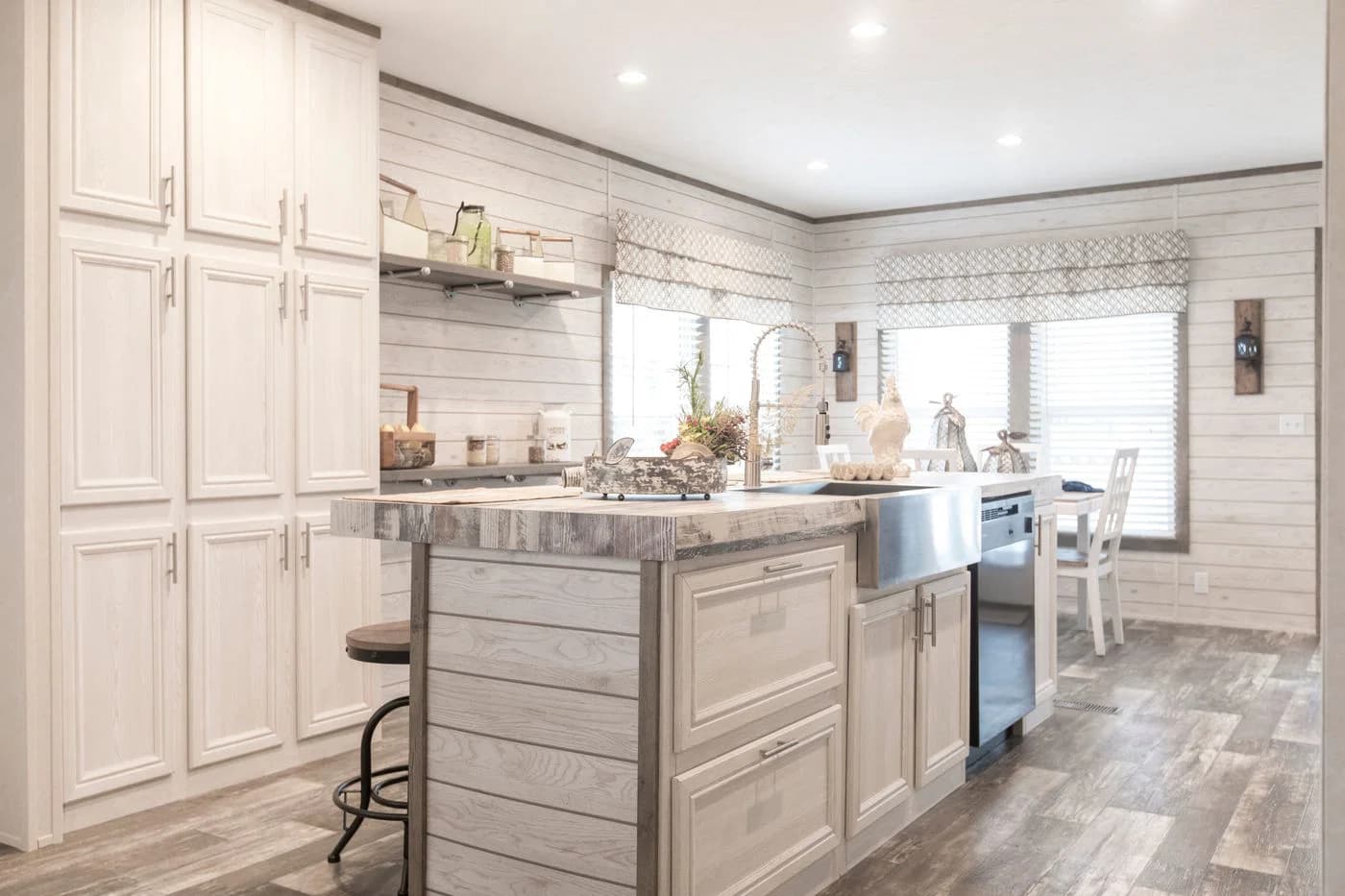 The southern farmhouse kitchen home features