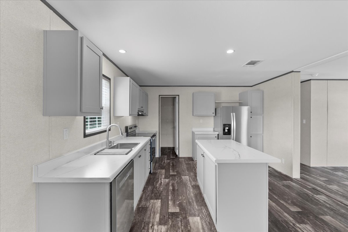 909 lake thomas road, lake wales, florida 33898 (sold)  interior and kitchen home features