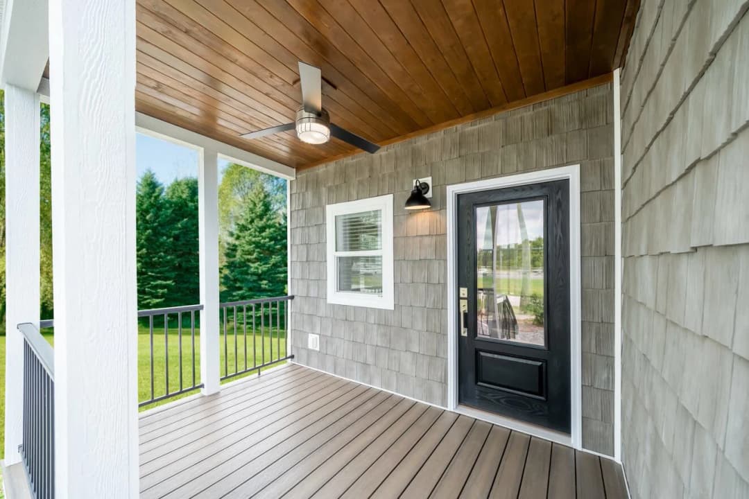 The chariot 24442a exterior home features