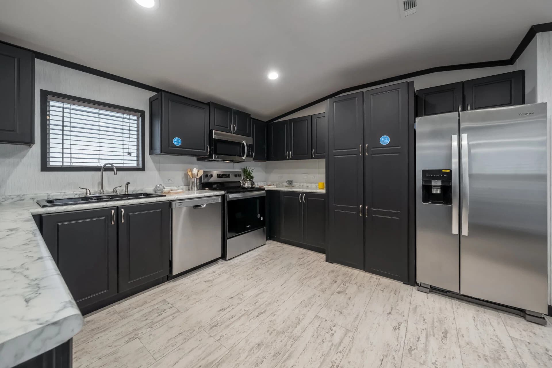 Classic c-1680-32m kitchen home features