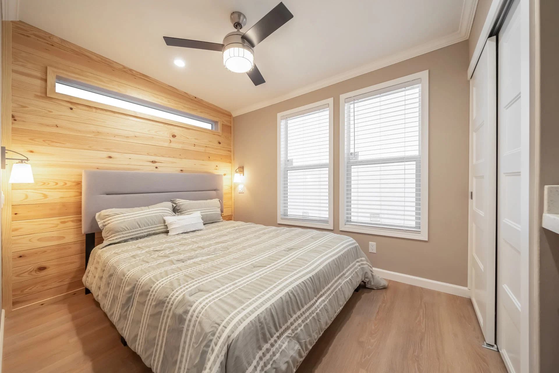 Wedge hk13382s bedroom home features