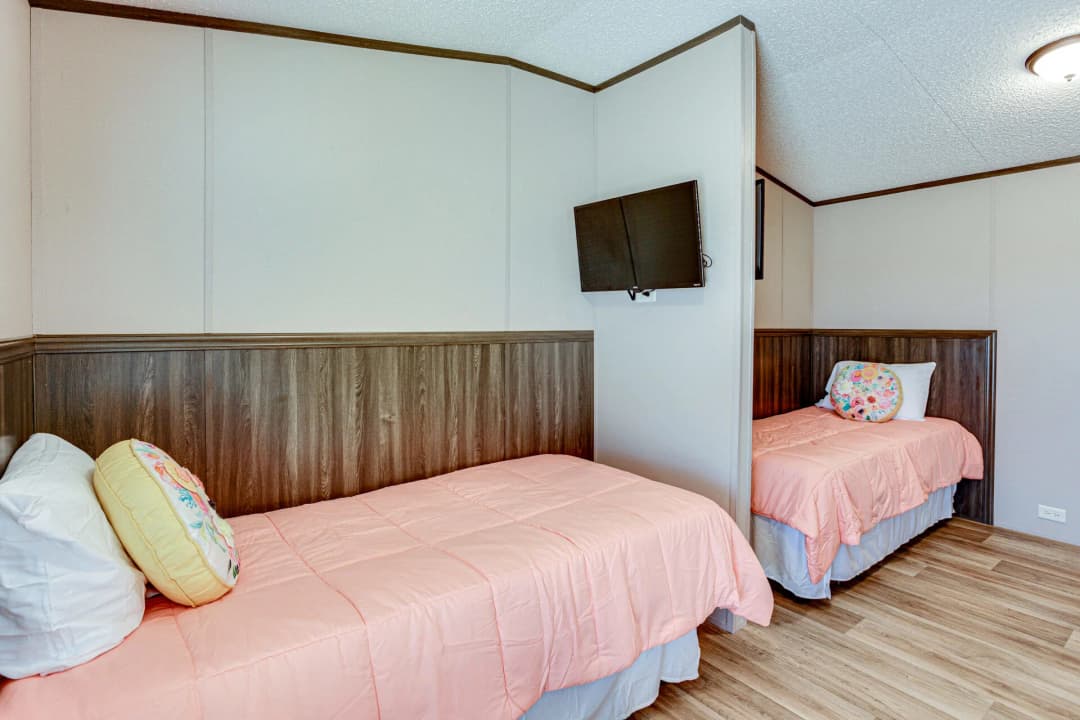 Select s-1672-32b bedroom home features