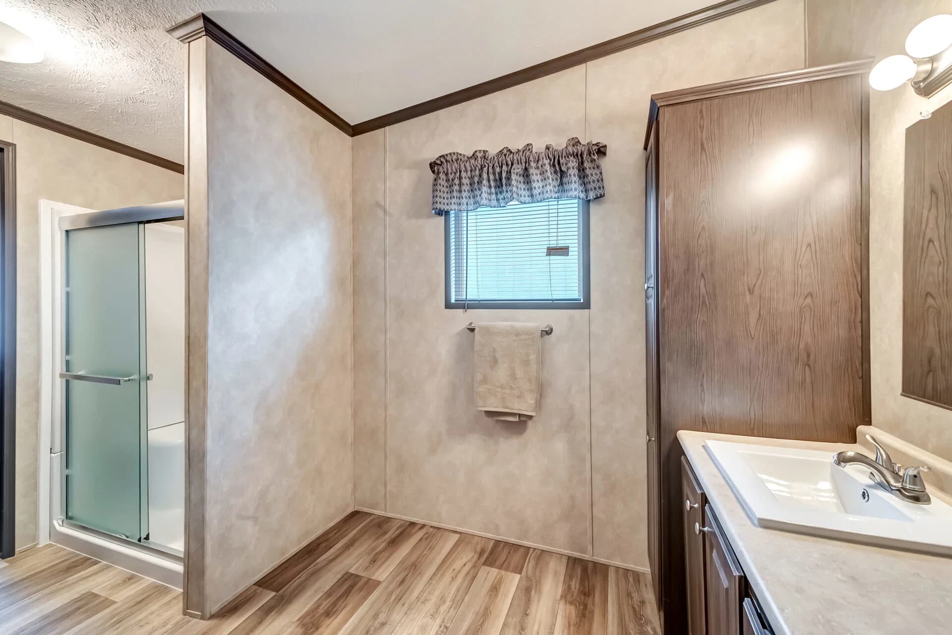 Classic c-3280-42.5b bathroom home features